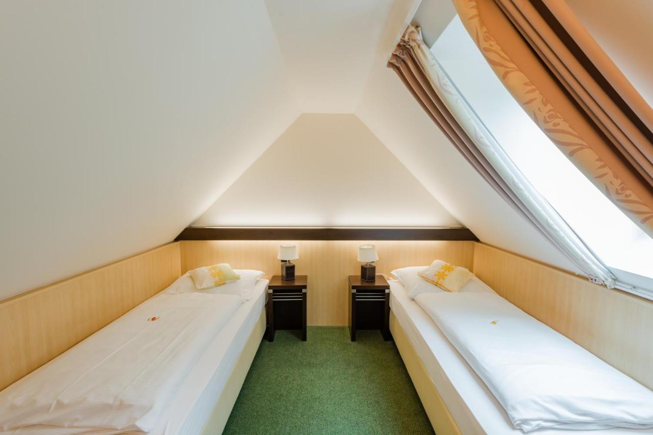Hotel Am Fischerhafen Ditzum Esterno foto